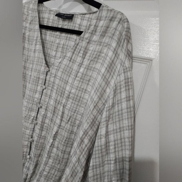 Lane Bryant White, Gray & Silver Classic Button-Down Tie-Hem Top in Size 18 - Picture 9 of 13